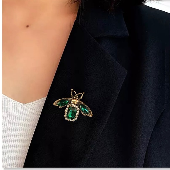 Vintage Green Rhinestone Bee brooch and earrings set - Picture 5 of 5